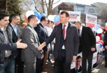 Mirovića u centru Bečeja dočekali aktivisti Srpske napredne stranke